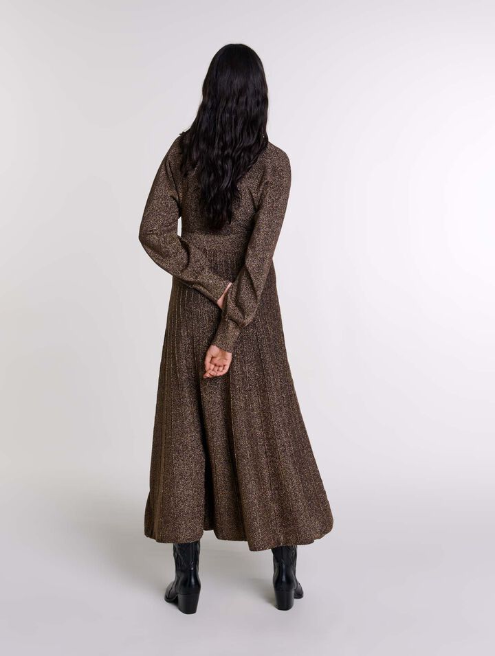 Langes Kleid aus glänzendem Strick