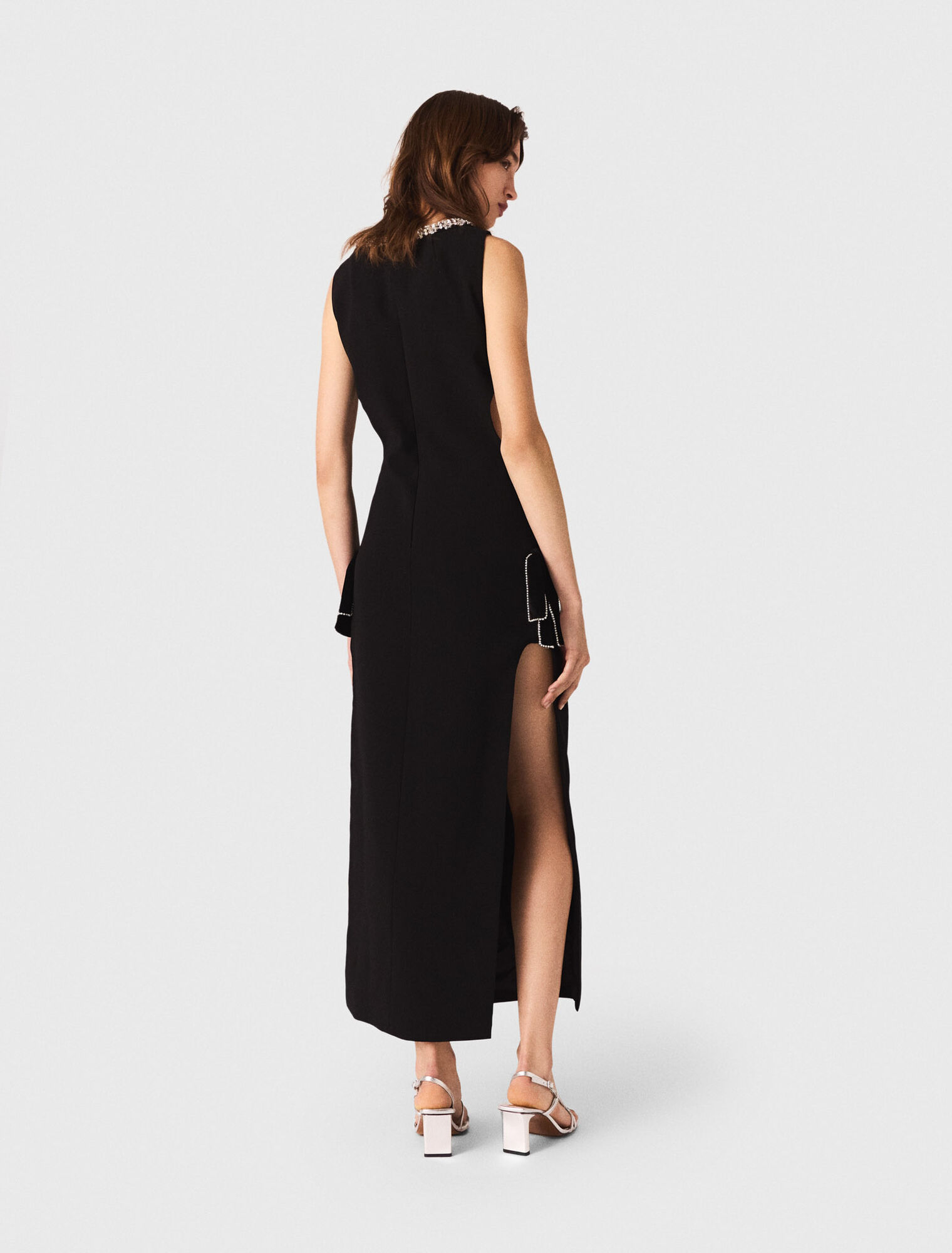 Langes Kleid mit Schmuckkragen