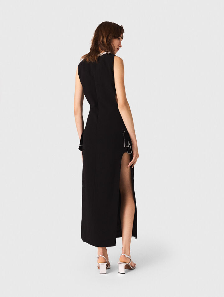 Langes Kleid mit Schmuckkragen