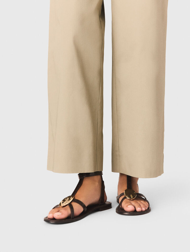 Flache Ledersandalen mit Riemen