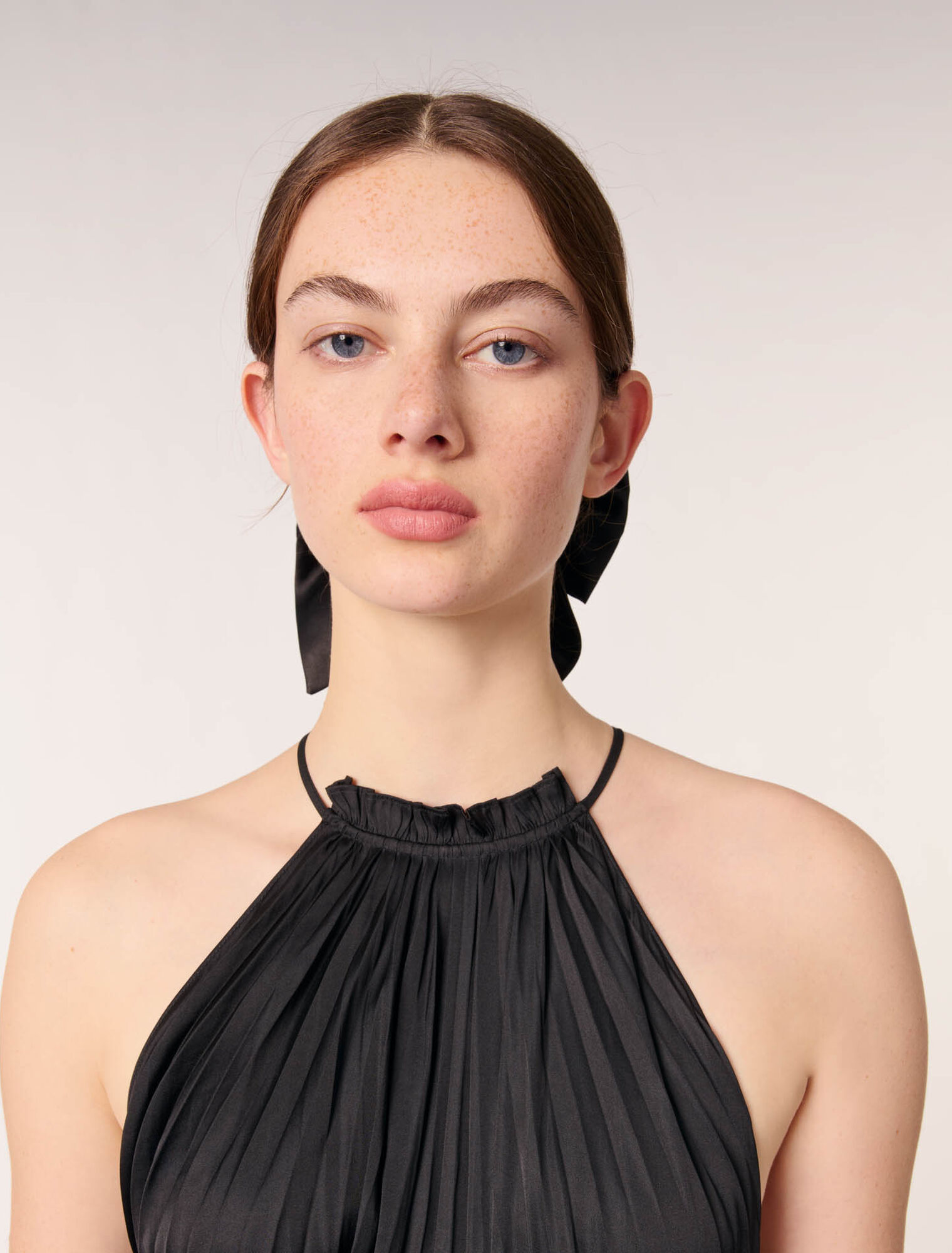 Langes, plissiertes Kleid aus Satin