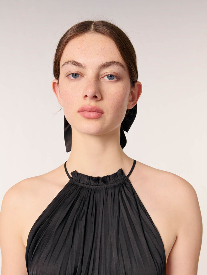 Langes, plissiertes Kleid aus Satin