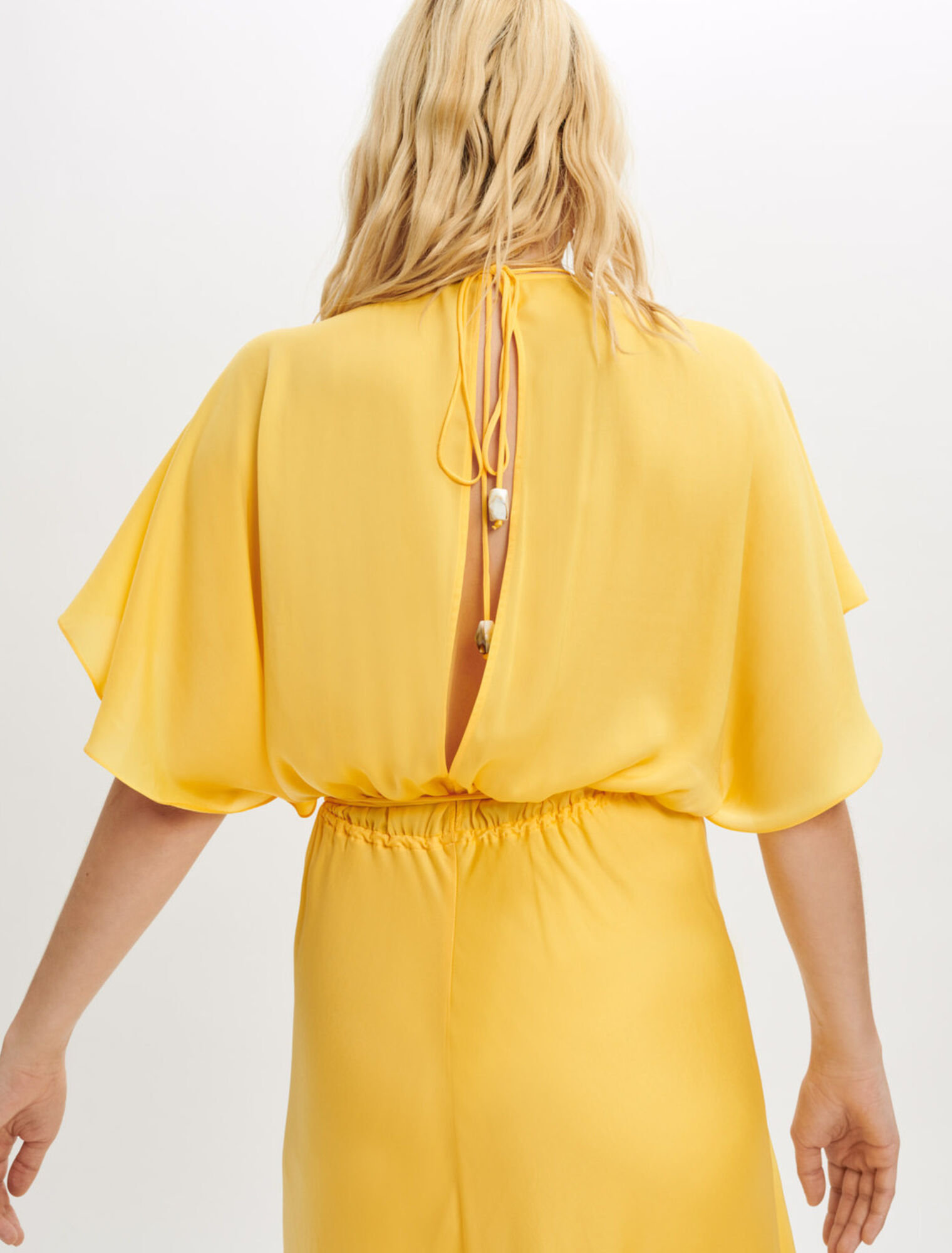 Schalkleid aus Satin mit Perlenschmuck
