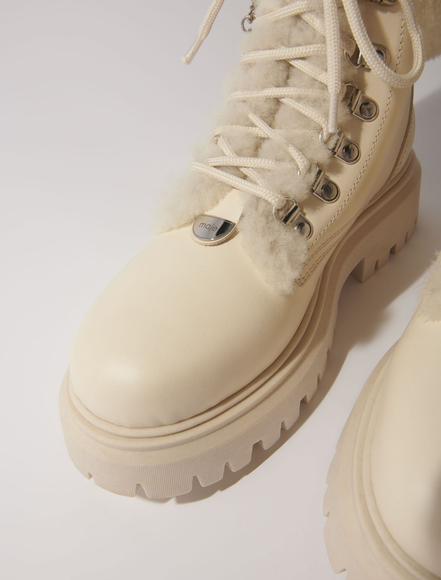 Klobige Stiefeletten aus Kunstfell