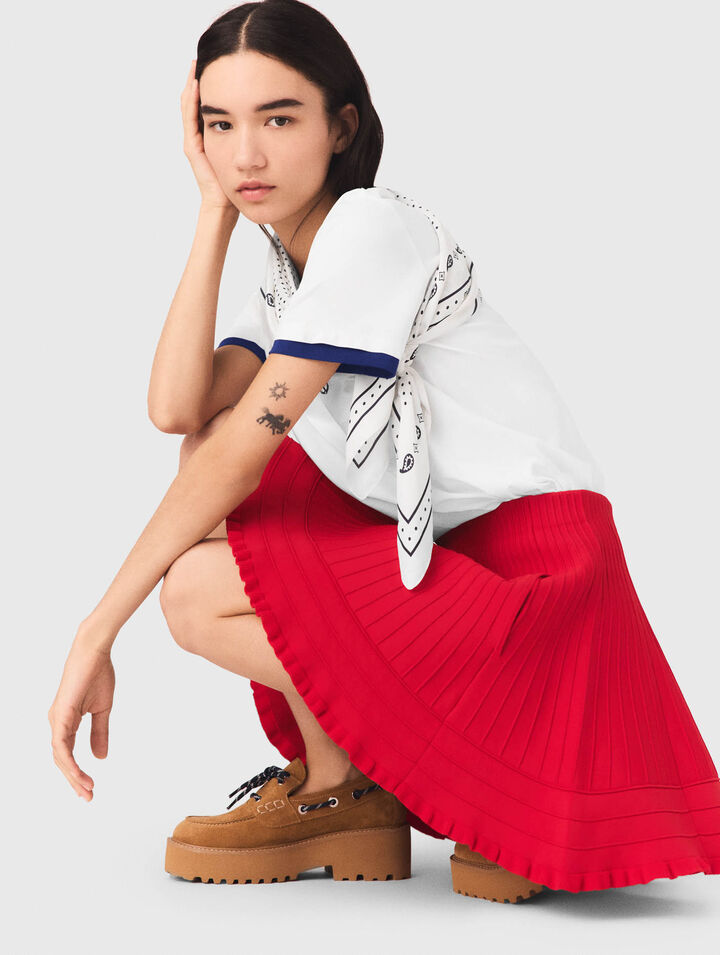 Kurzer Rock aus Kompaktstrick