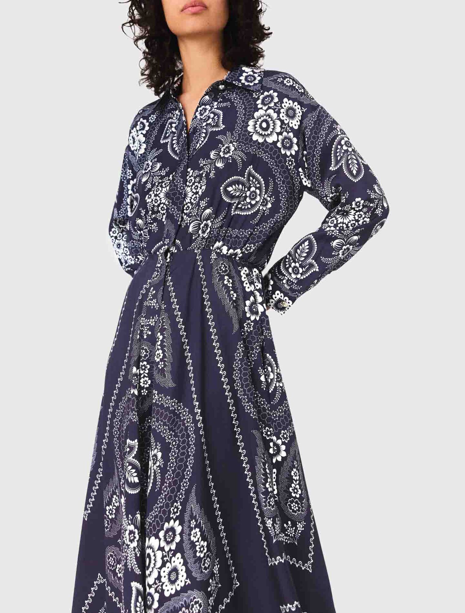 Langes fließendes Kleid mit Print