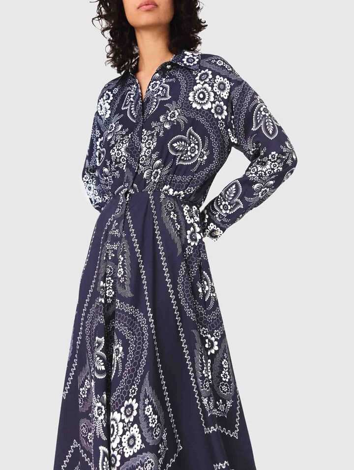 Langes fließendes Kleid mit Print