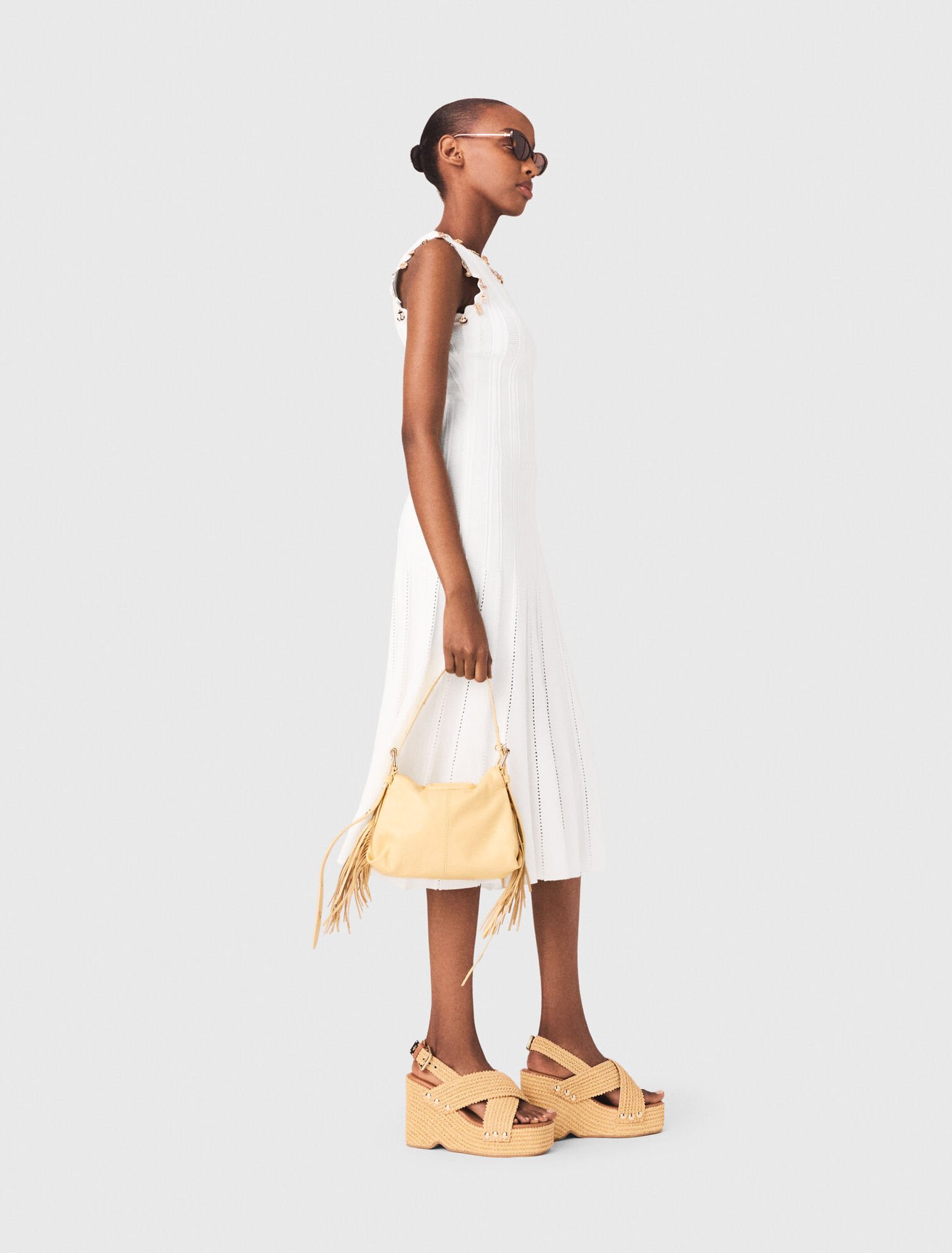 Strickkleid mit Goldschmuck