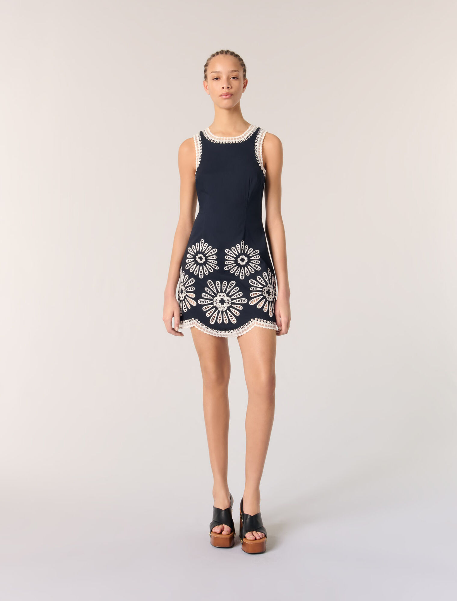 Kurzes Kleid mit Häkeldetails