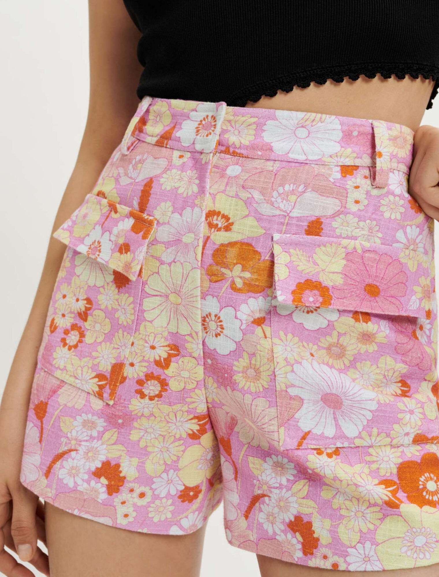 Shorts mit Flower-Power-Print