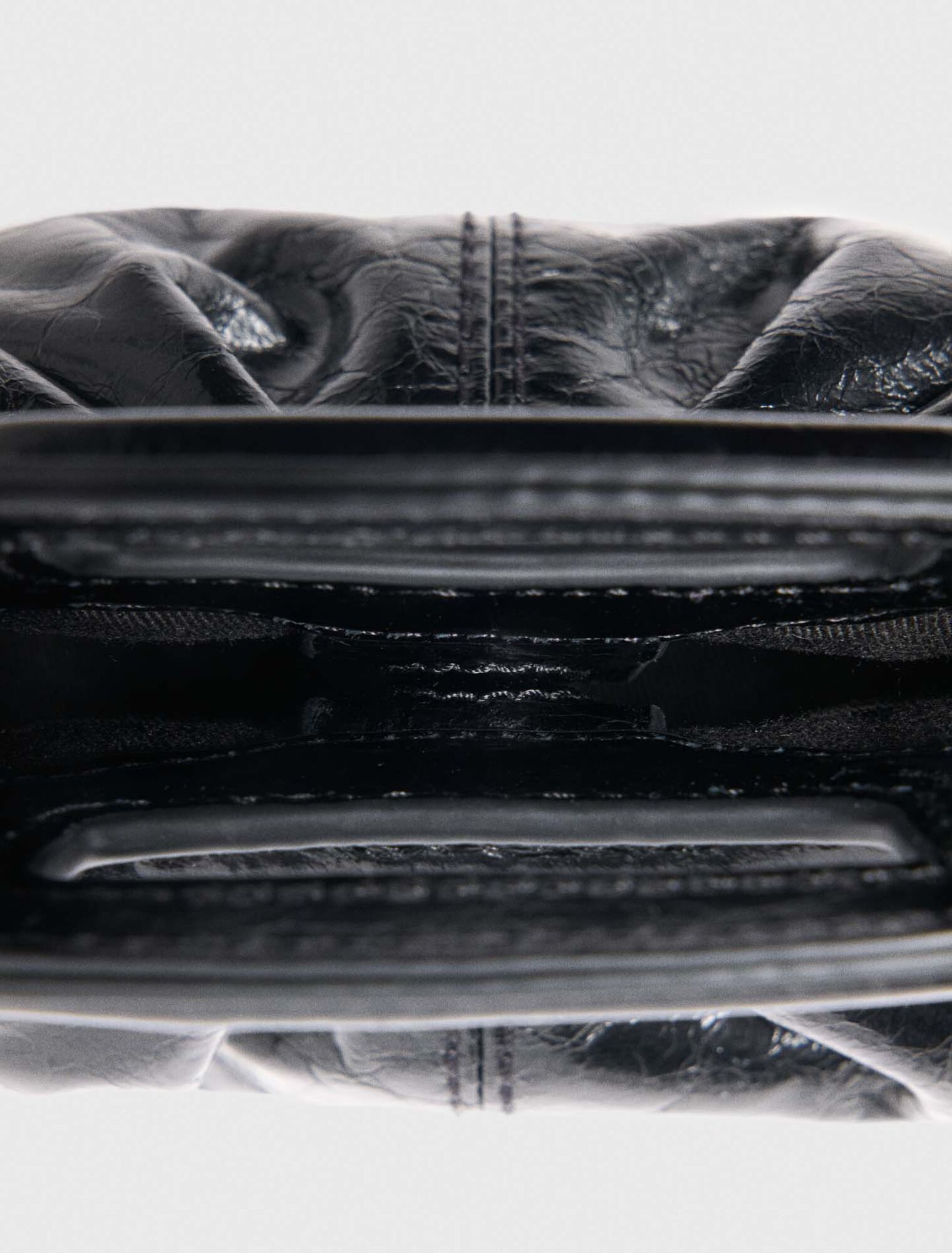 Mini-Clutch aus Craquelé-Leder