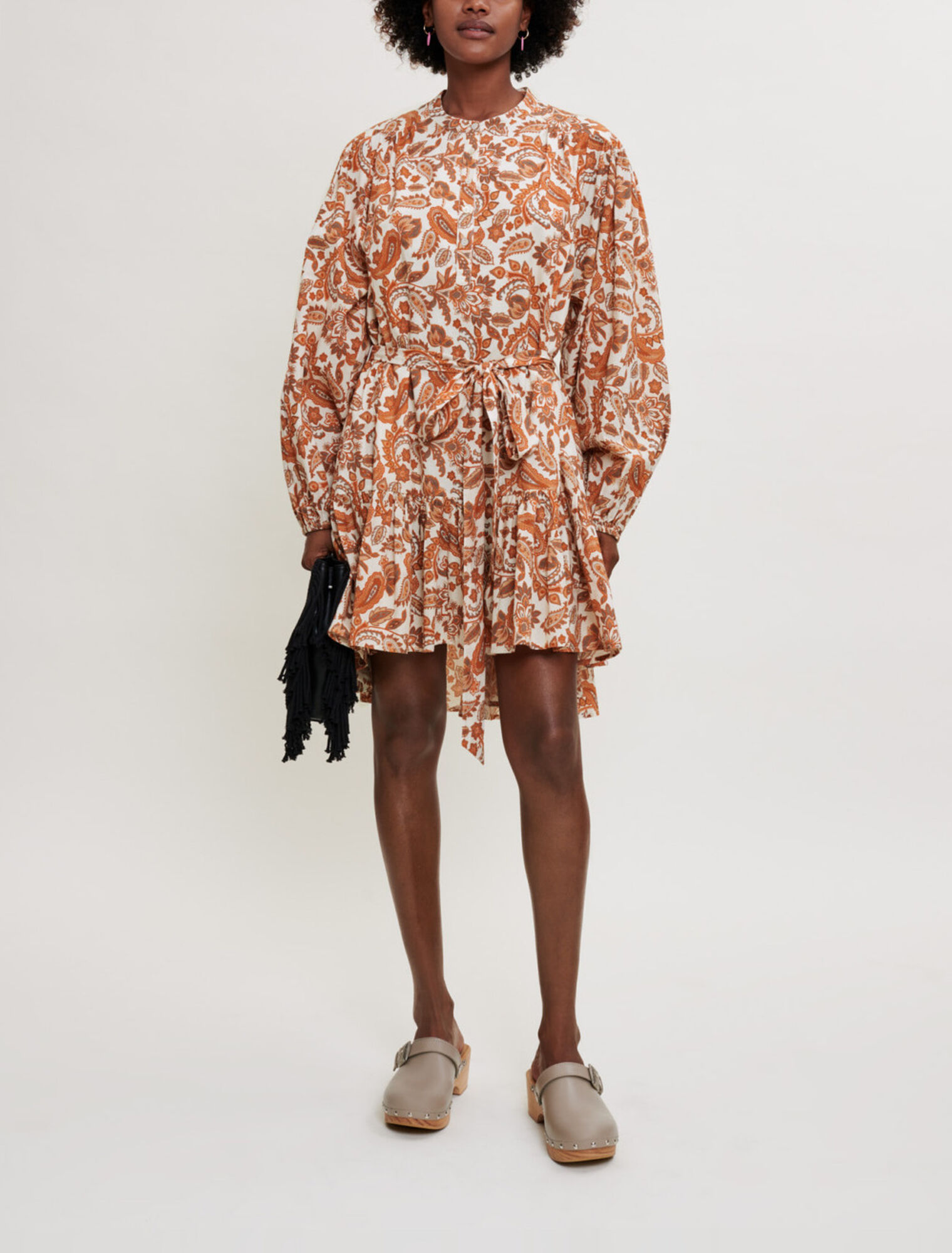 Kleid mit Gürtel aus bedruckter