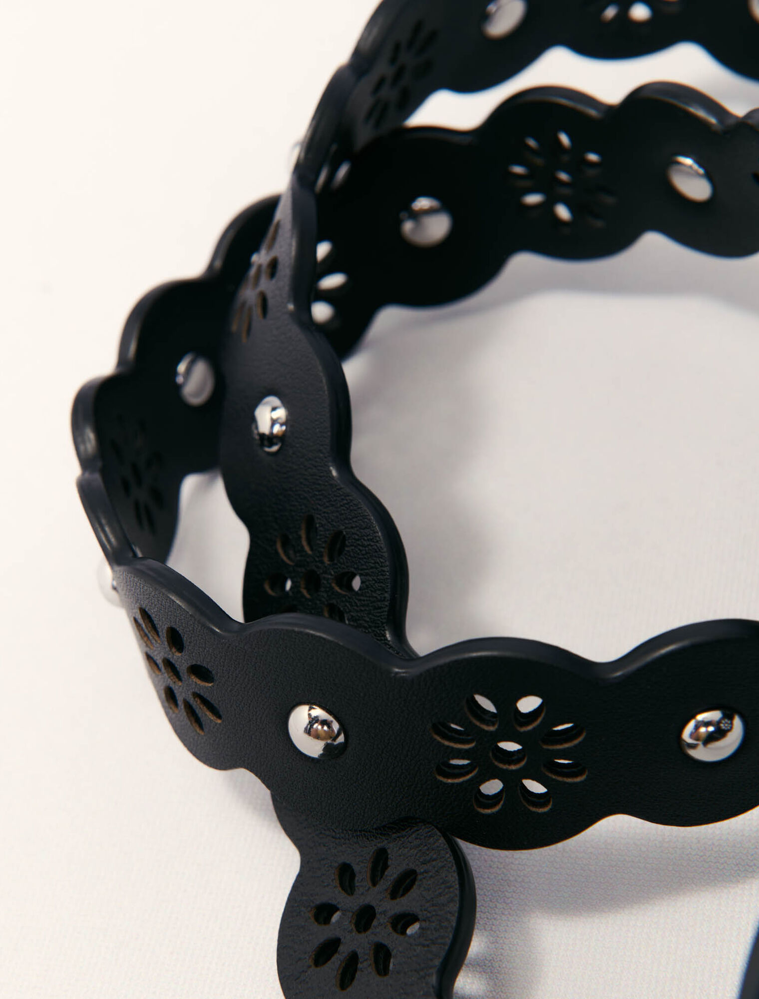 Perforierter Strap mit Blumenmotiv
