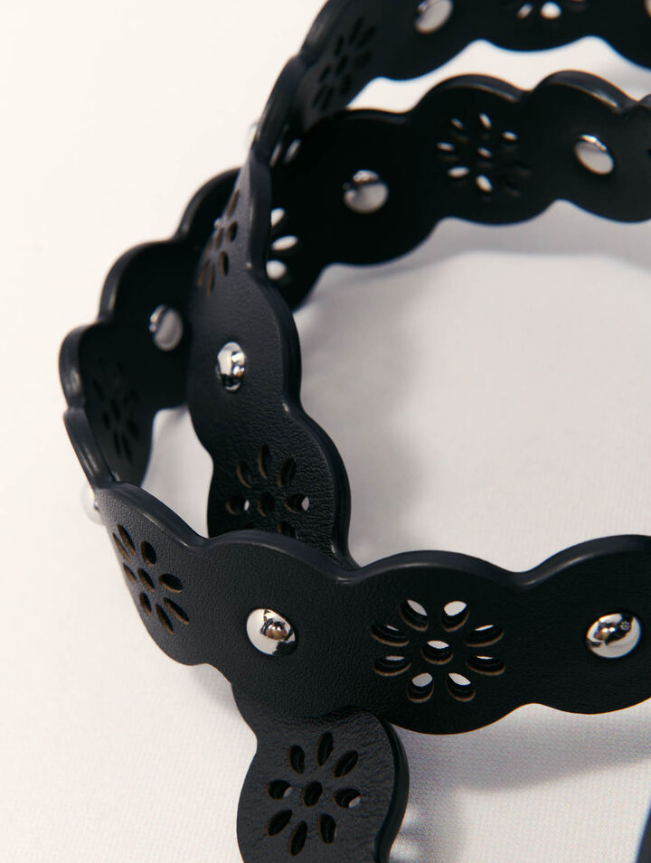 Perforierter Strap mit Blumenmotiv