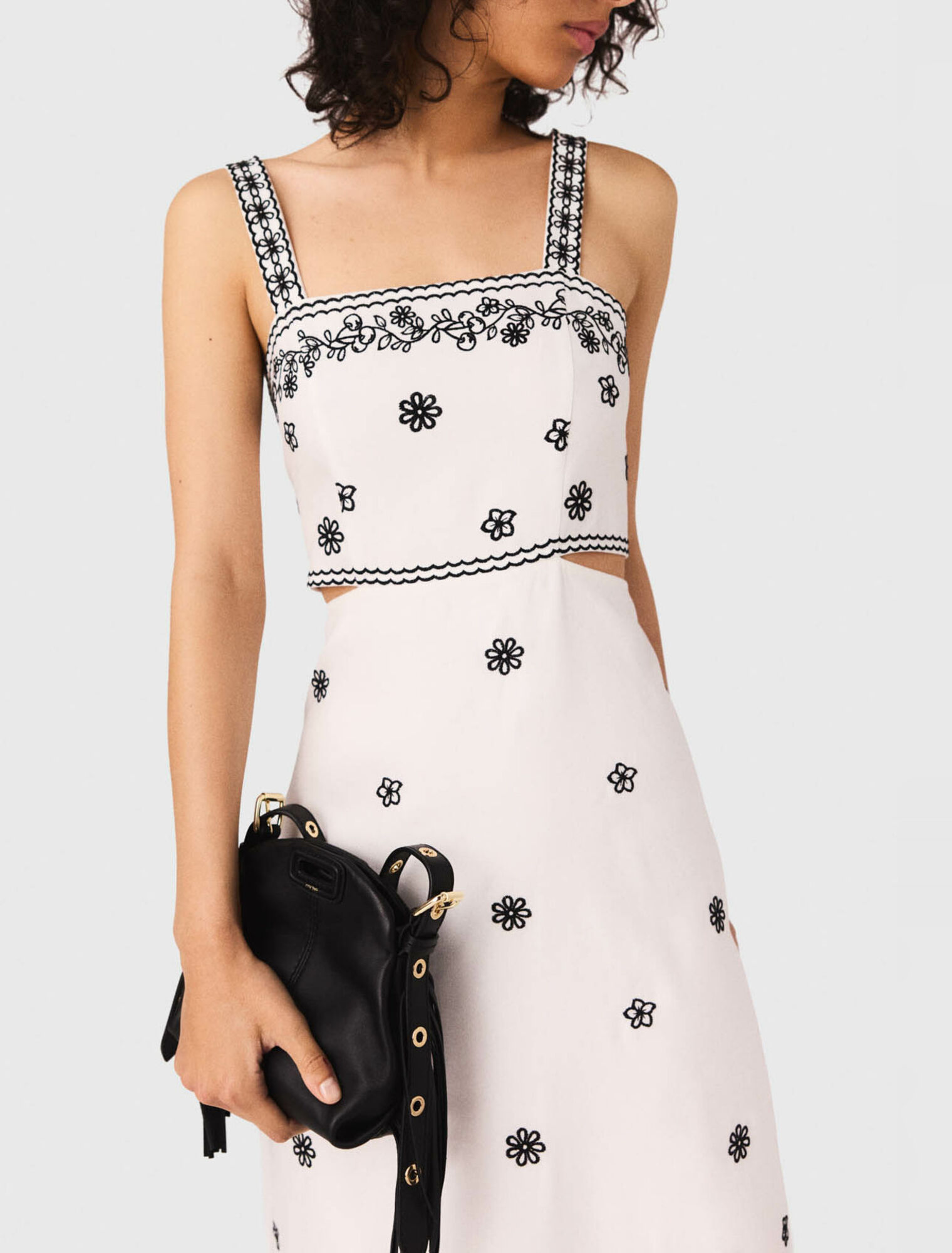 Langes besticktes Kleid mit Cut-out