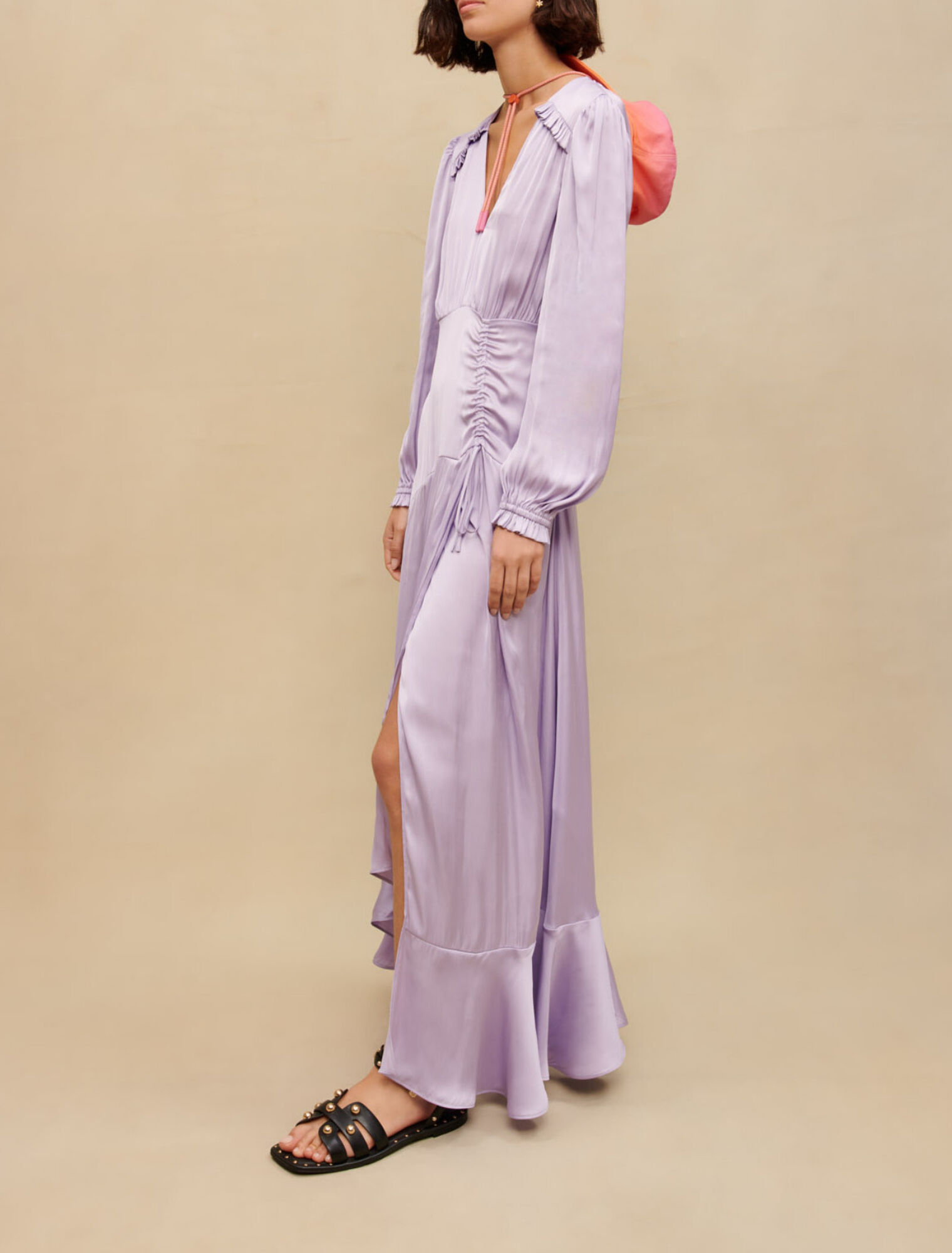 Langes, fließendes Satinkleid