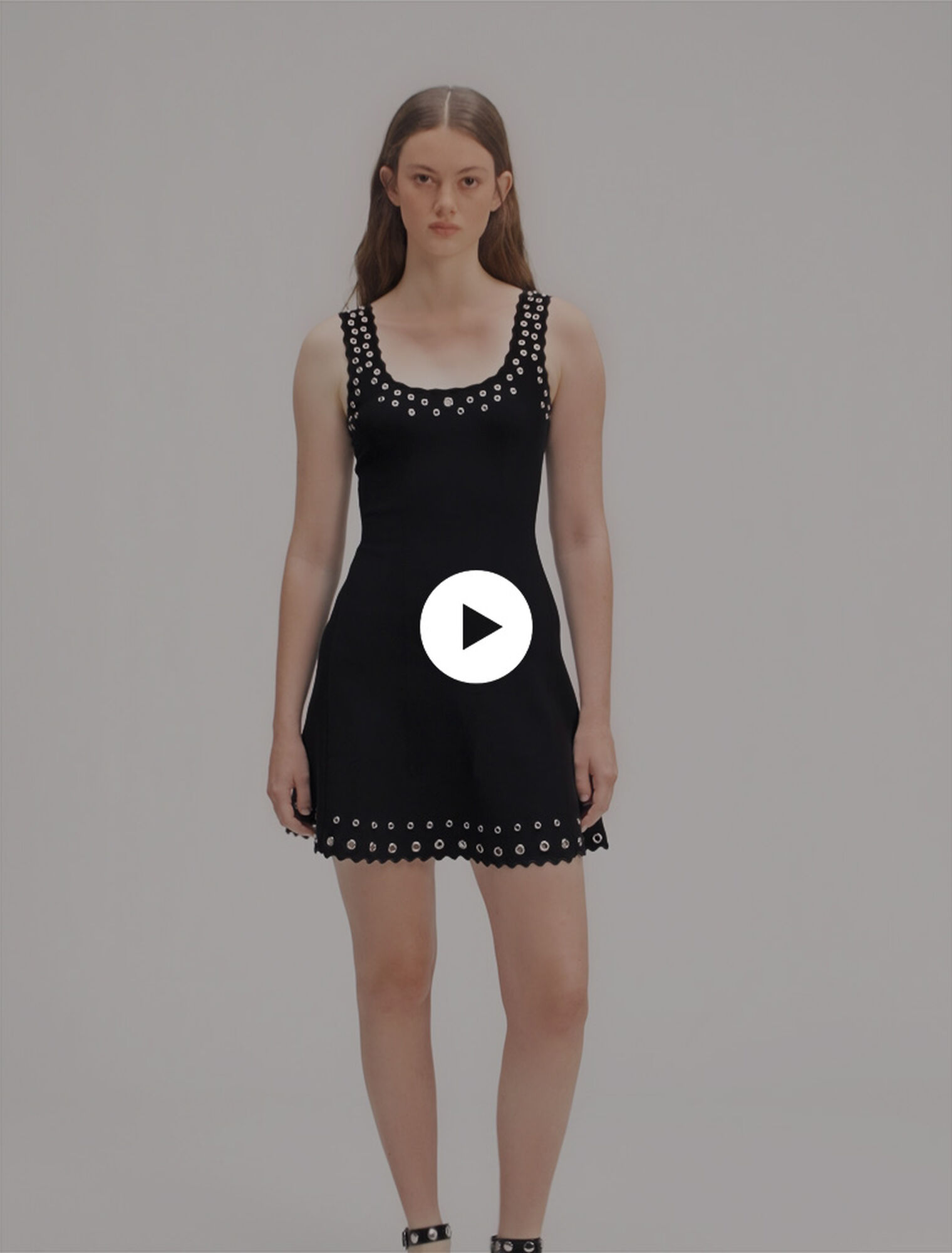 Kurzes Strickkleid mit Ösen