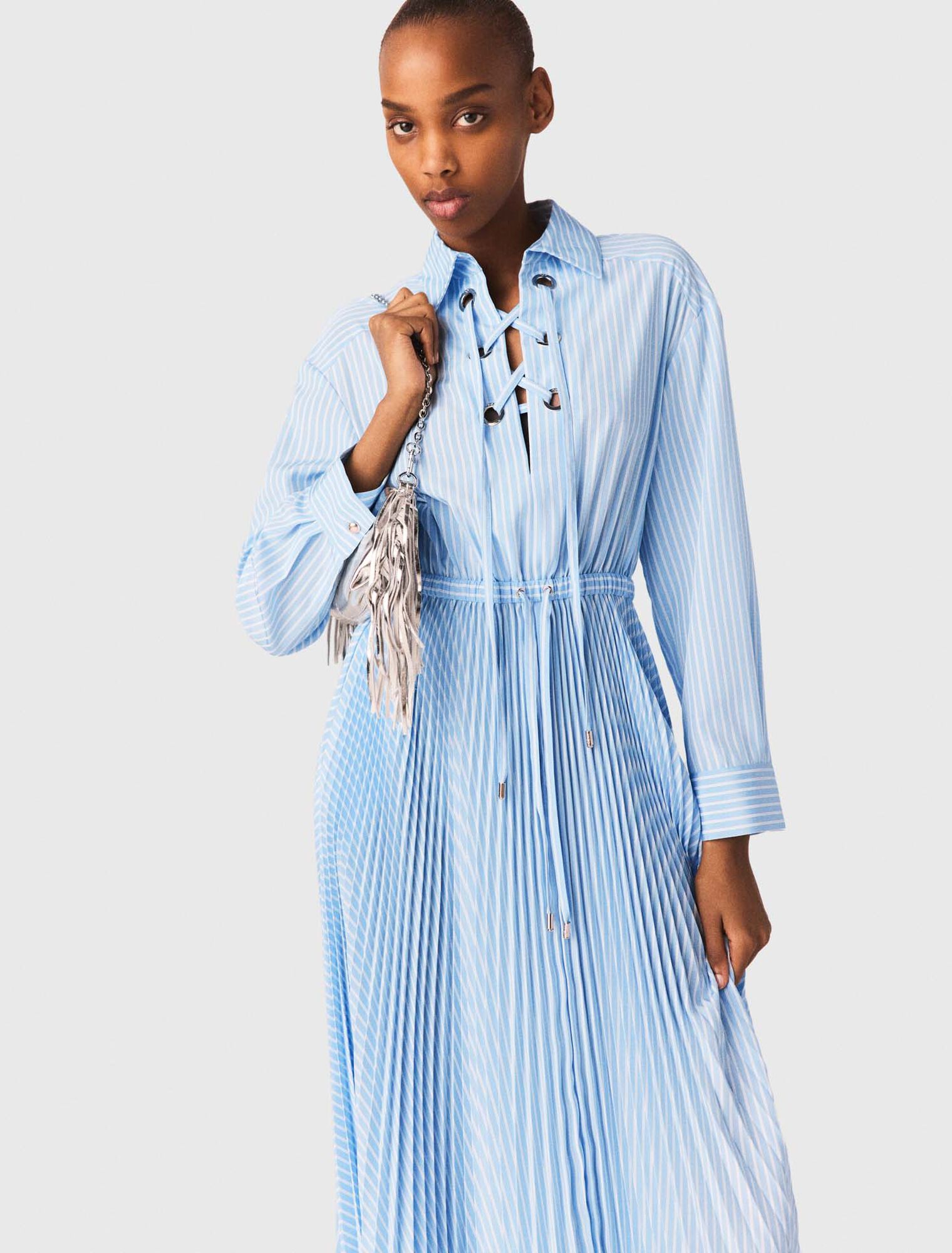 Langes Plisseekleid mit &Ouml;sen