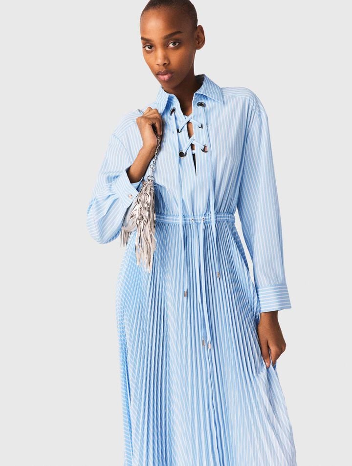 Langes Plisseekleid mit &Ouml;sen