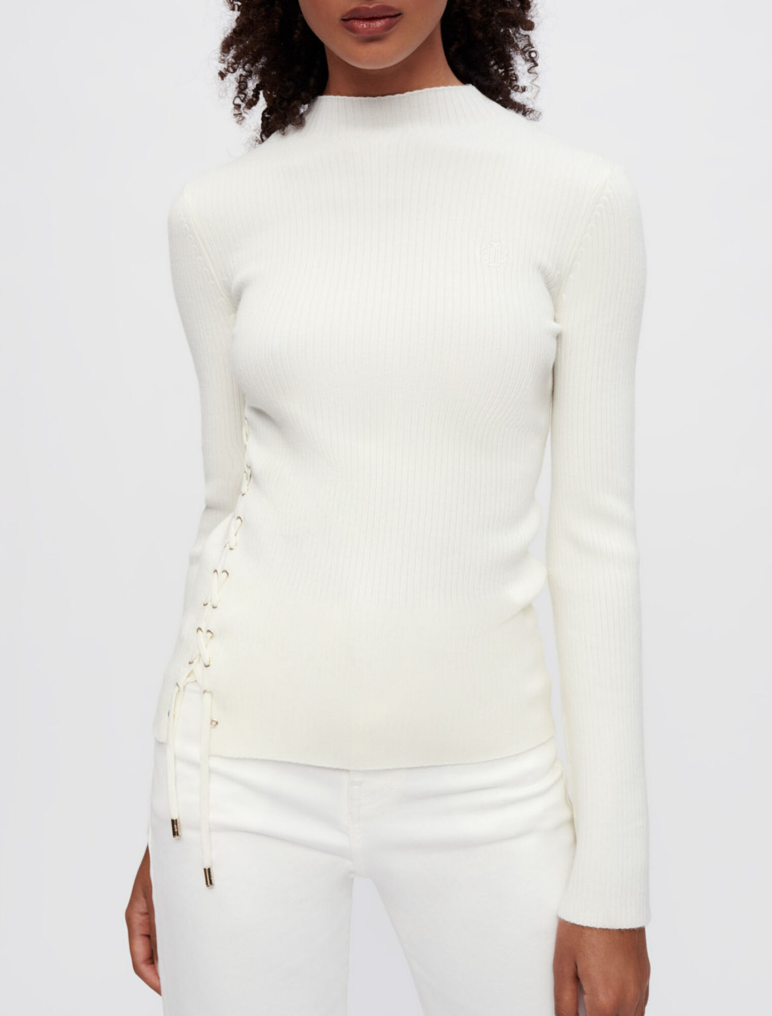 Gerippter Pullover, Metallösen in Gold