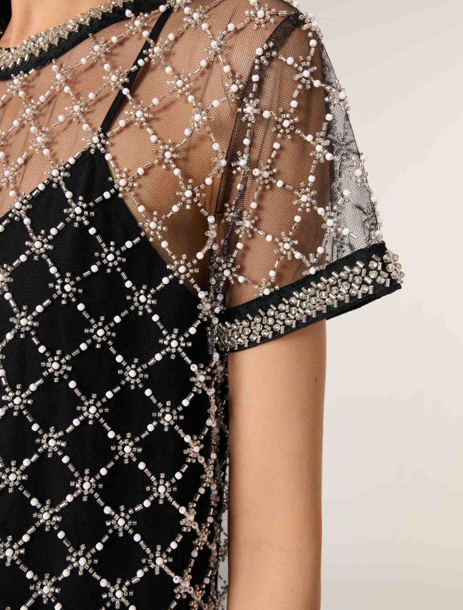 Kurzes Kleid aus besticktem Tüll