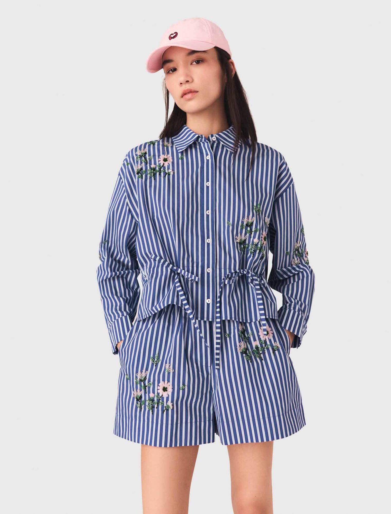 Kurzes Streifenhemd mit Stickerei