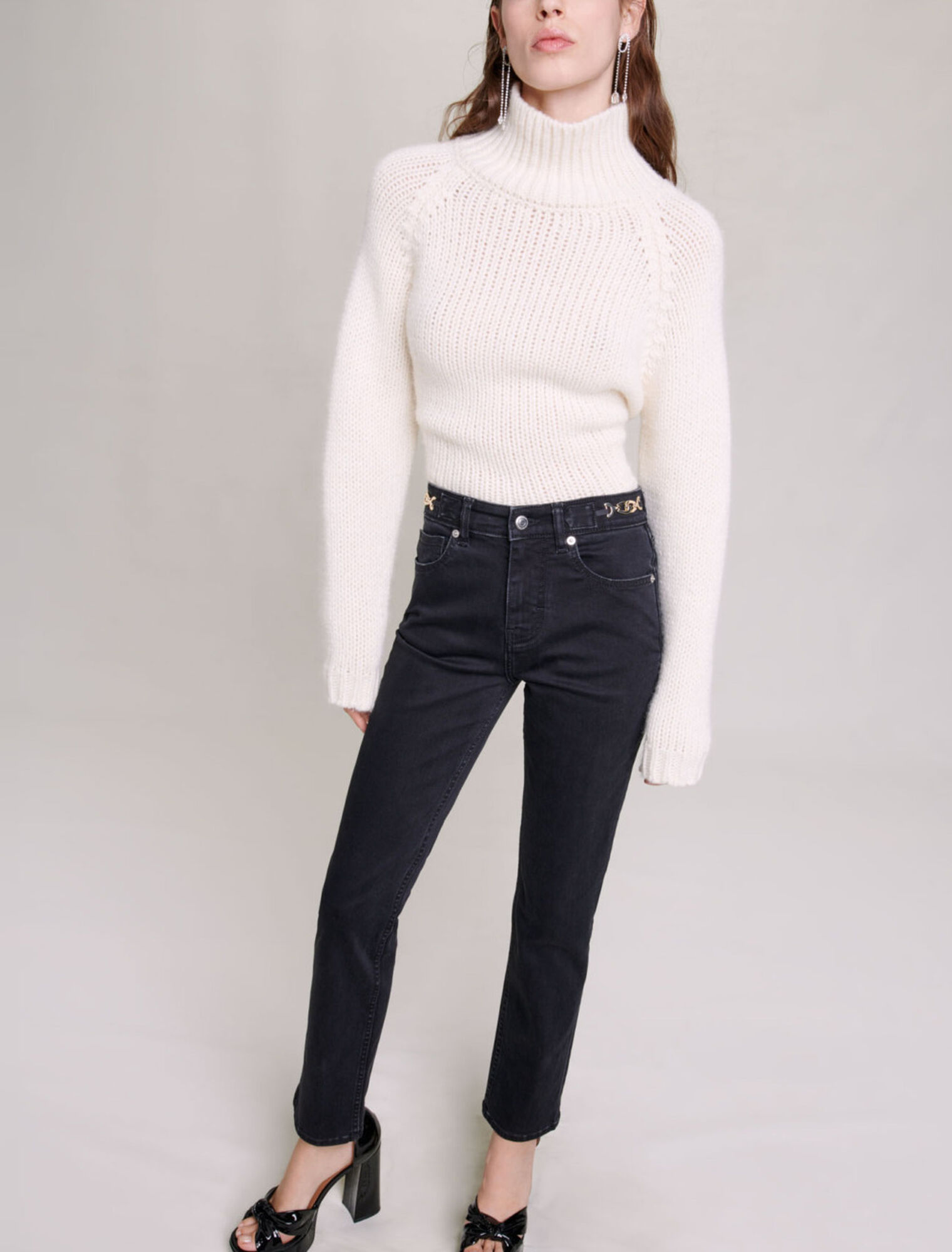 Jeans mit Gliederketten und Fransen