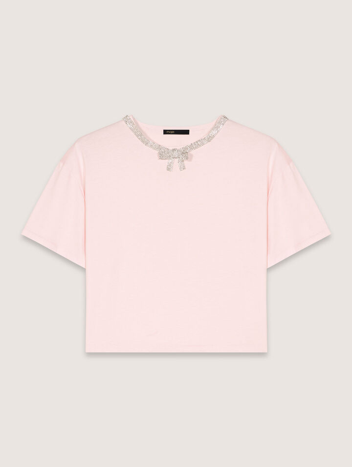 Kurzes T-Shirt mit Schmuckkragen