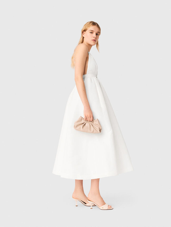 Langes Taftkleid mit Schmuck