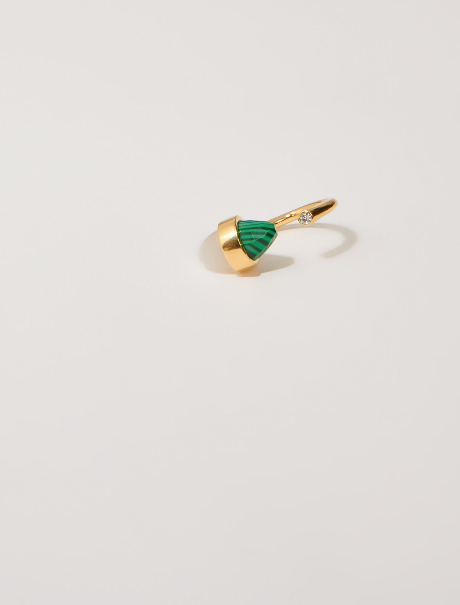 Mit einem Stein verzierter Ring