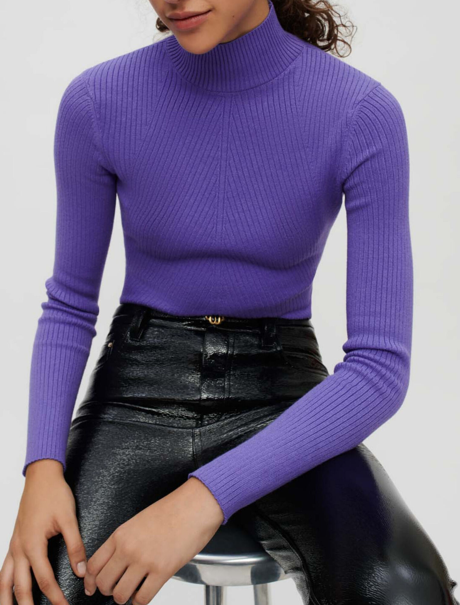 Eng anliegender Pullover mit Stehkragen