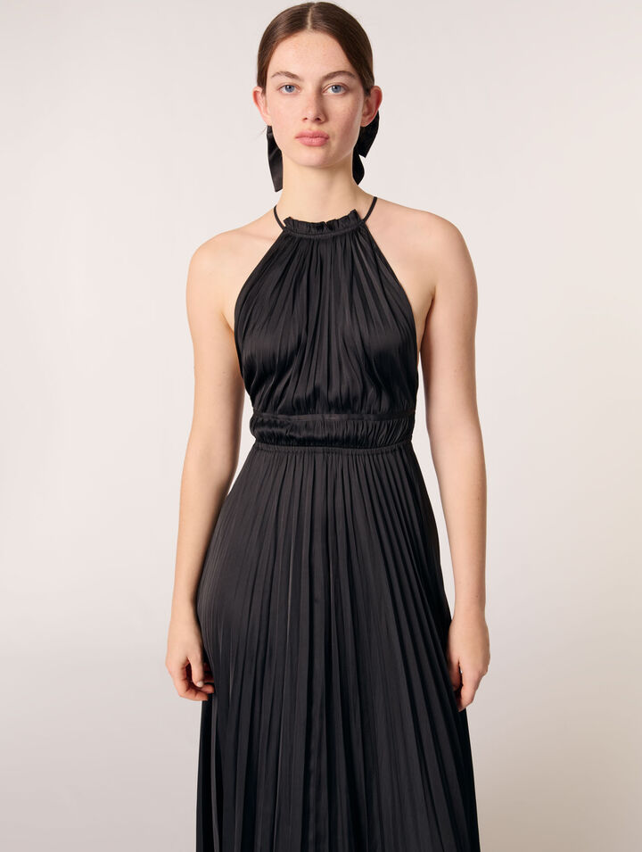 Langes, plissiertes Kleid aus Satin
