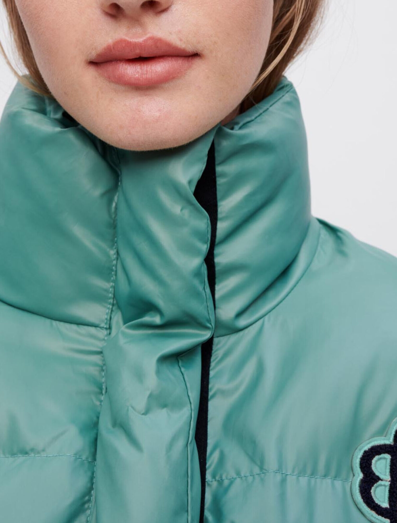 Grüne Daunenjacke mit Clover-Maje-Patch