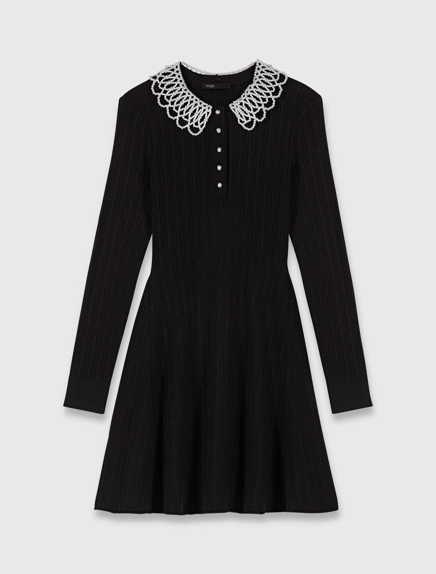 Kurzes Strickkleid mit Perlenkragen