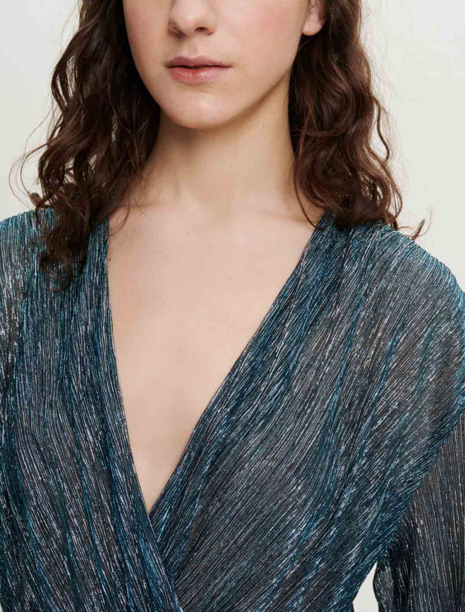 Vollständig plissiertes Kleid mit Glanz