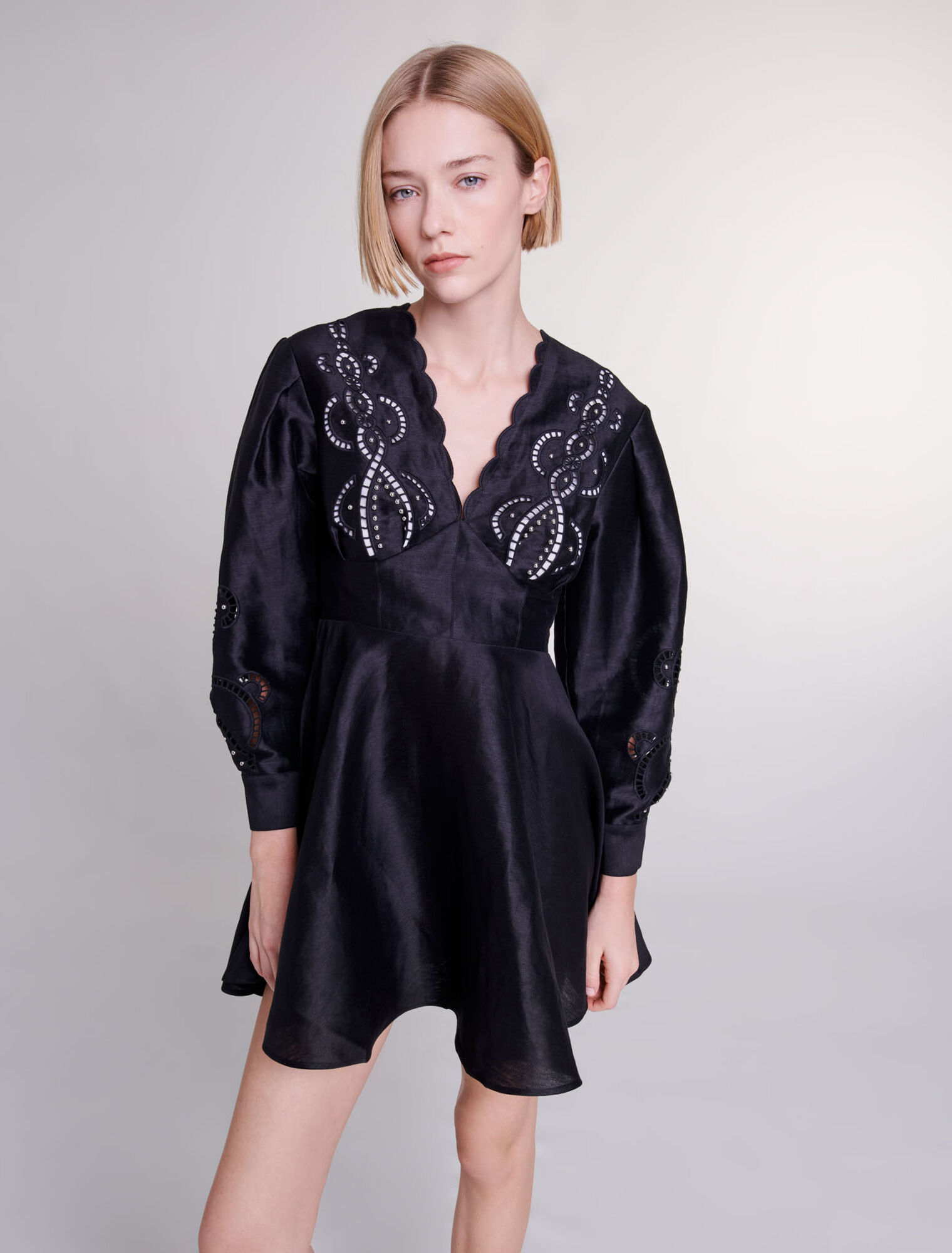 Kurzes Leinenkleid mit Stickerei