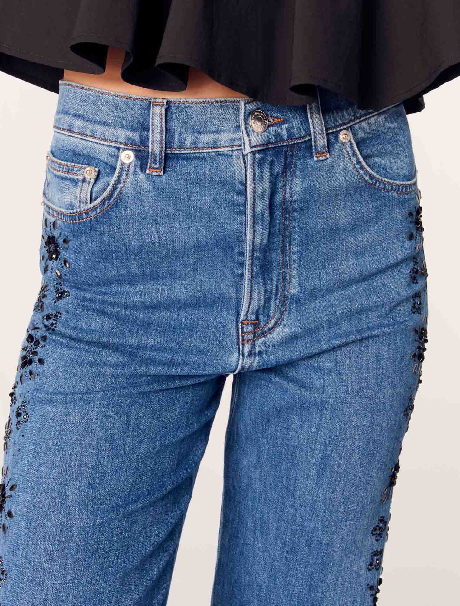Jeans mit Strass-Stickerei