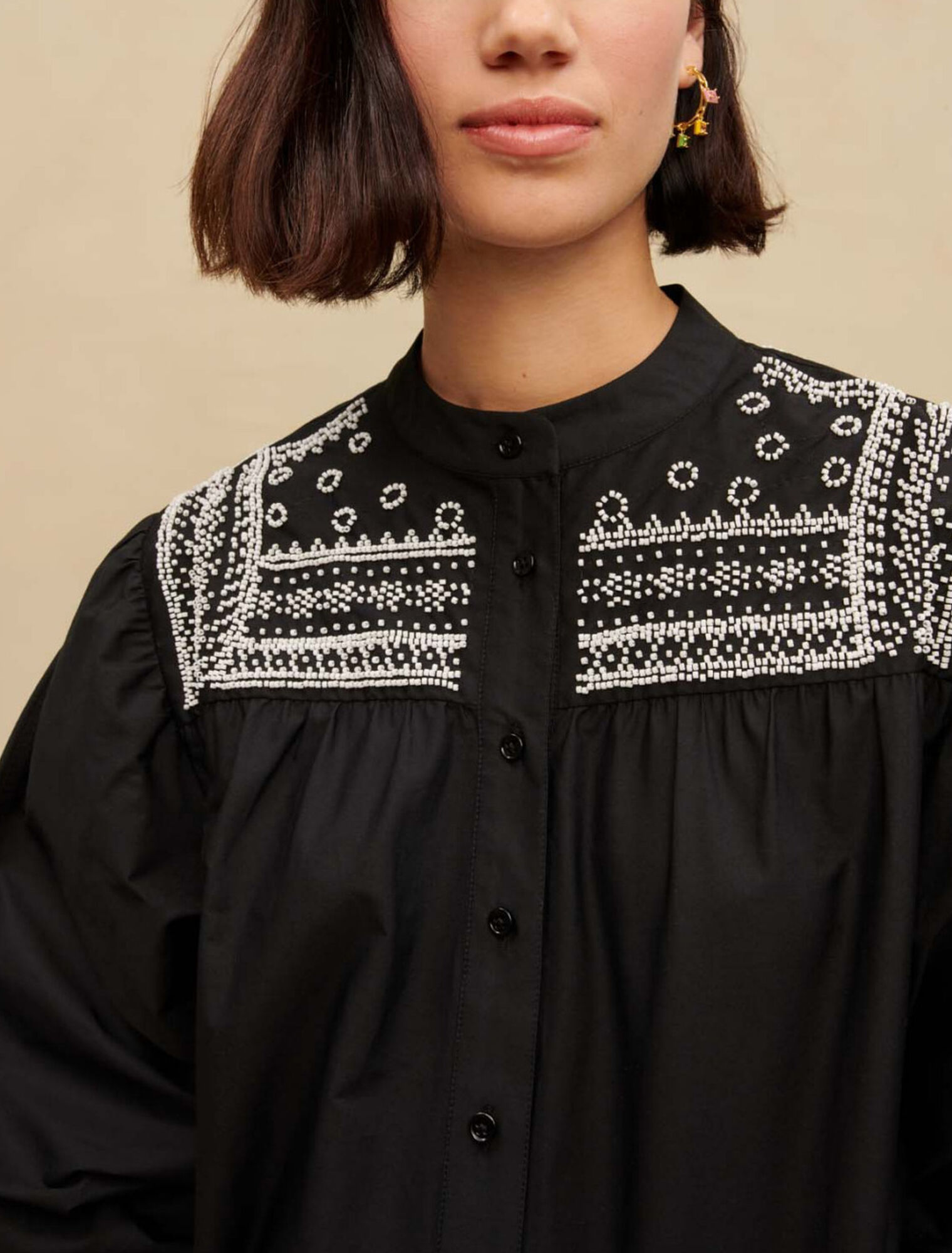 Hemd mit gestickten Details