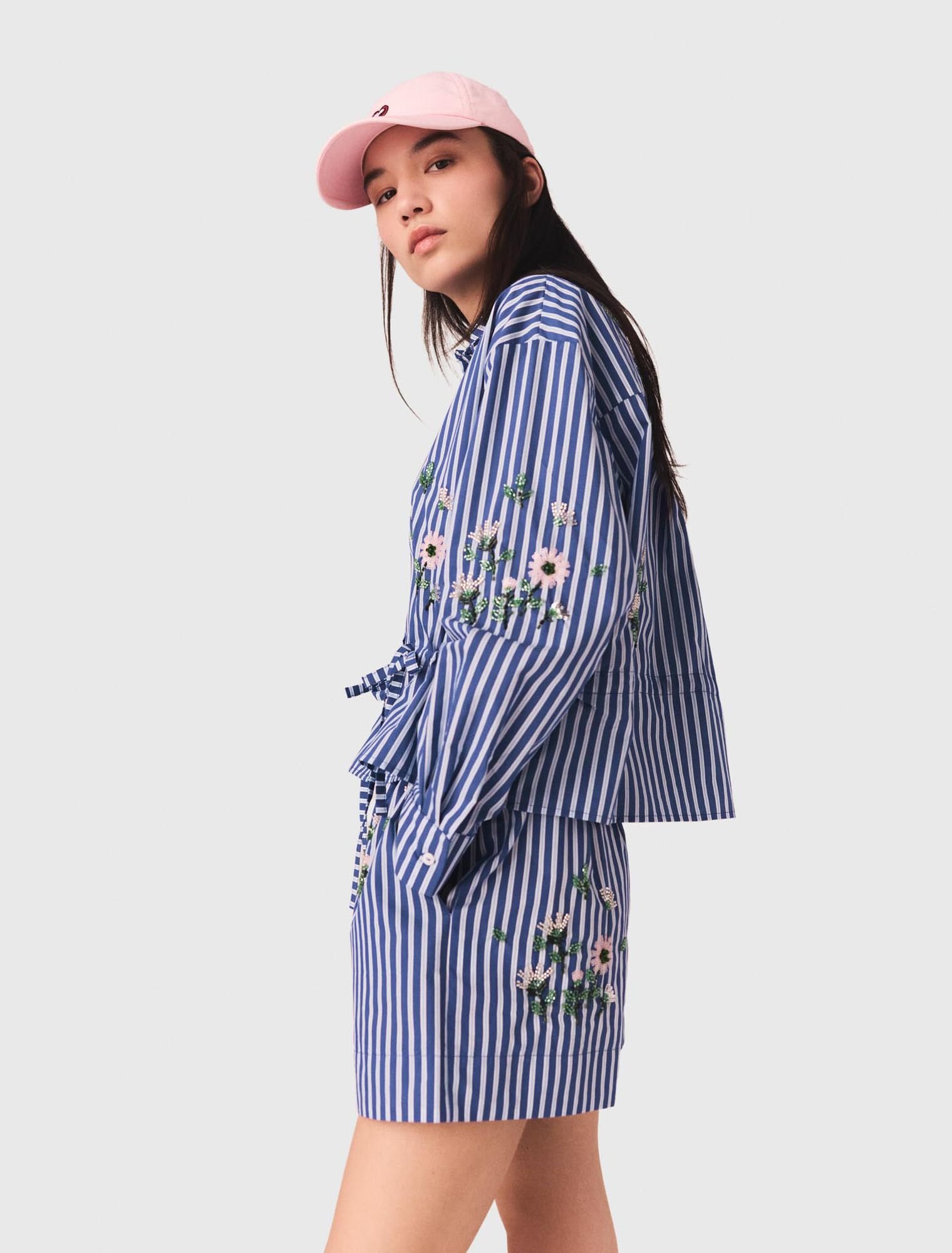 Kurzes Streifenhemd mit Stickerei