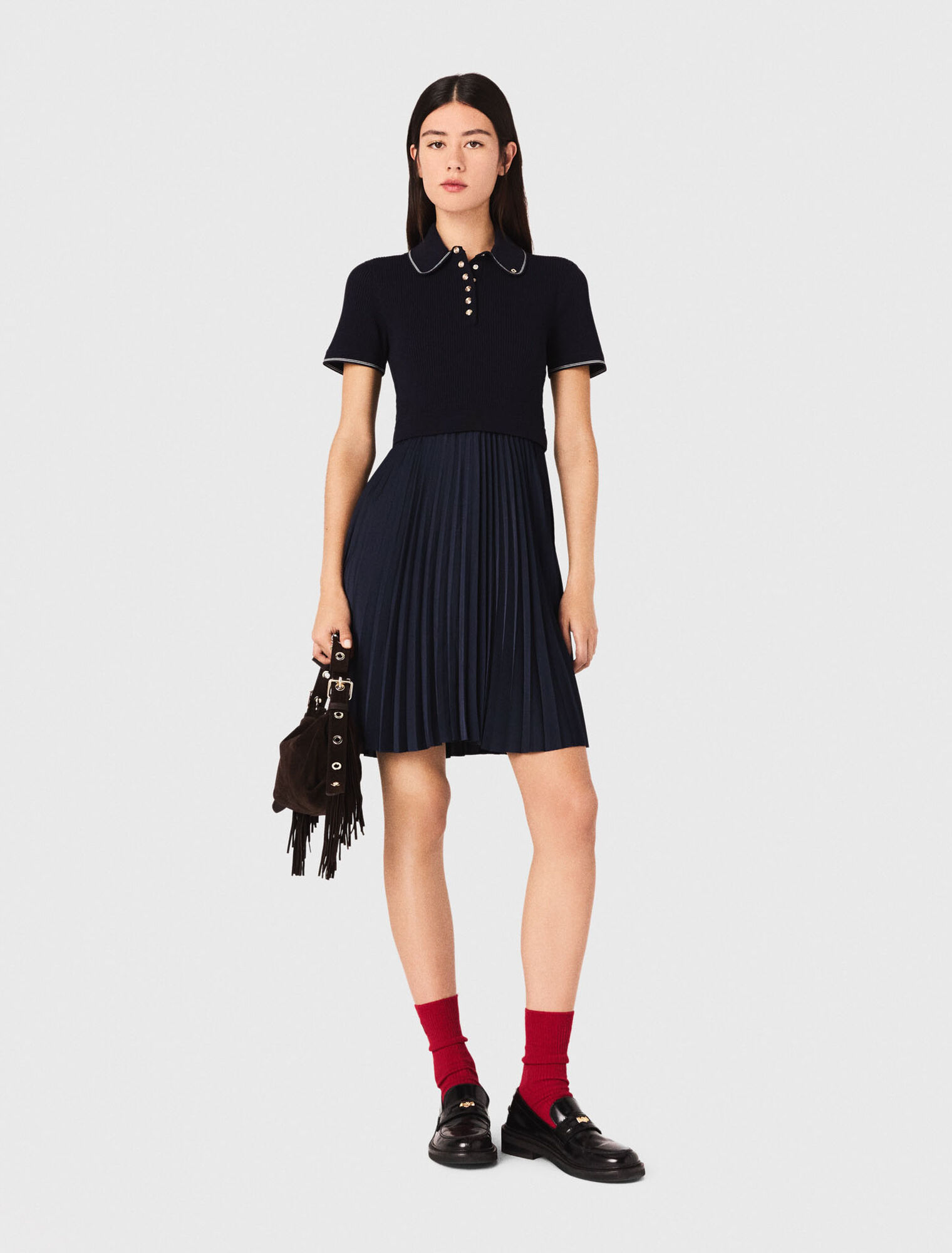 Kurzes Plissee-Kleid mit Polo-Krag