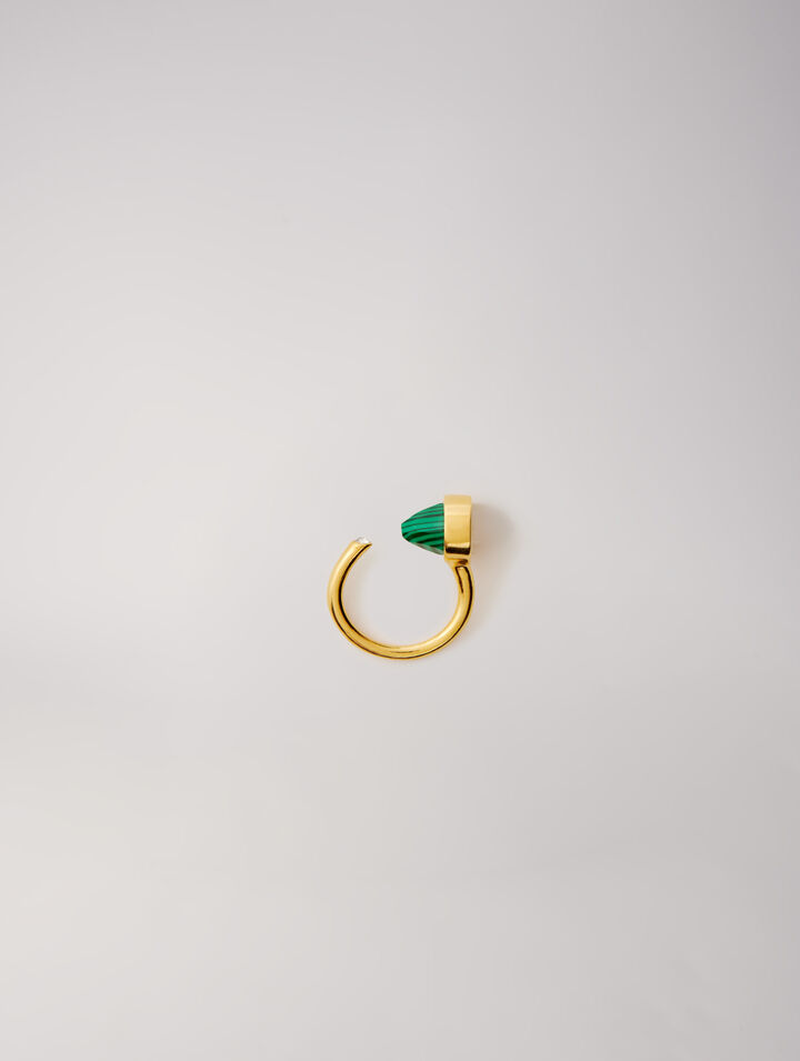 Mit einem Stein verzierter Ring