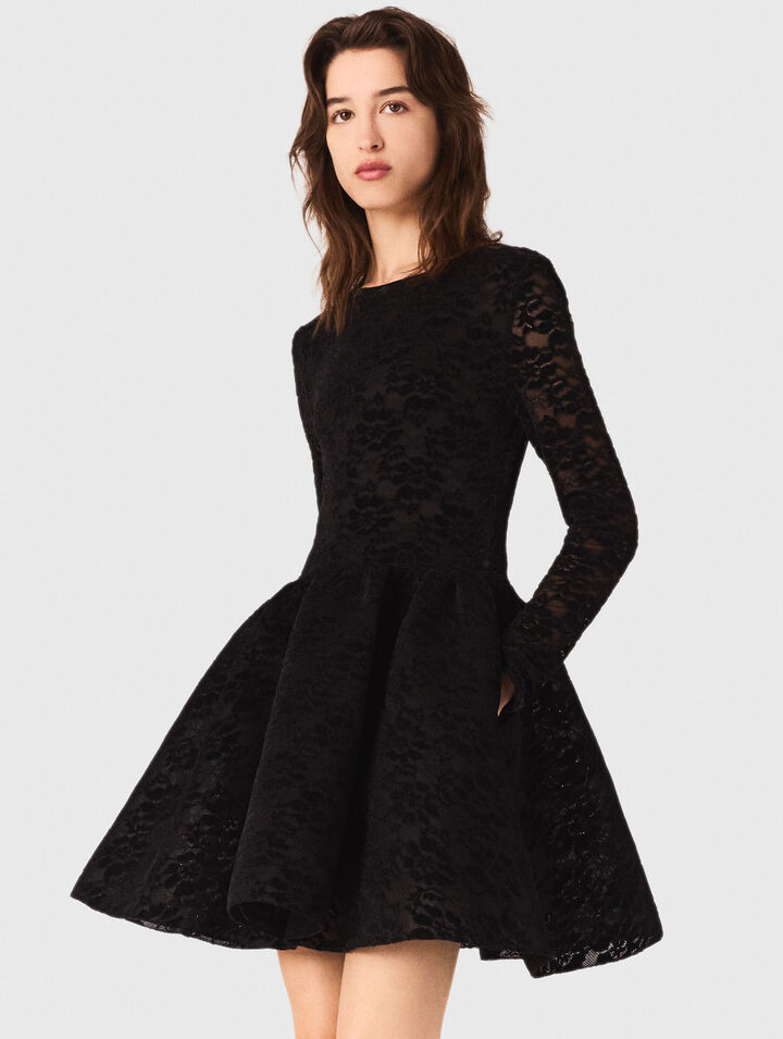 Langes, ausgestelltes Samtkleid