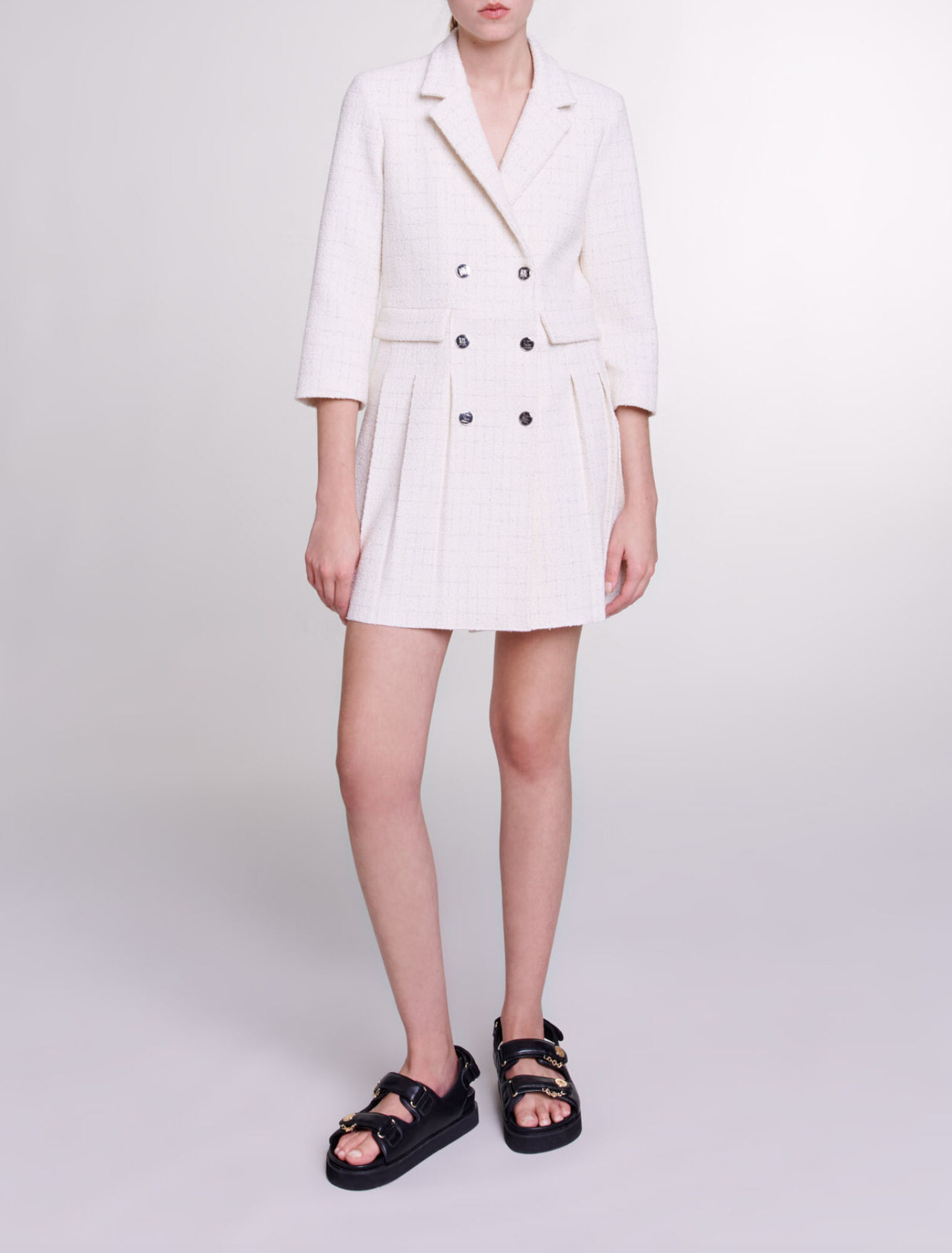 Kurzes Kleid mit Knöpfen