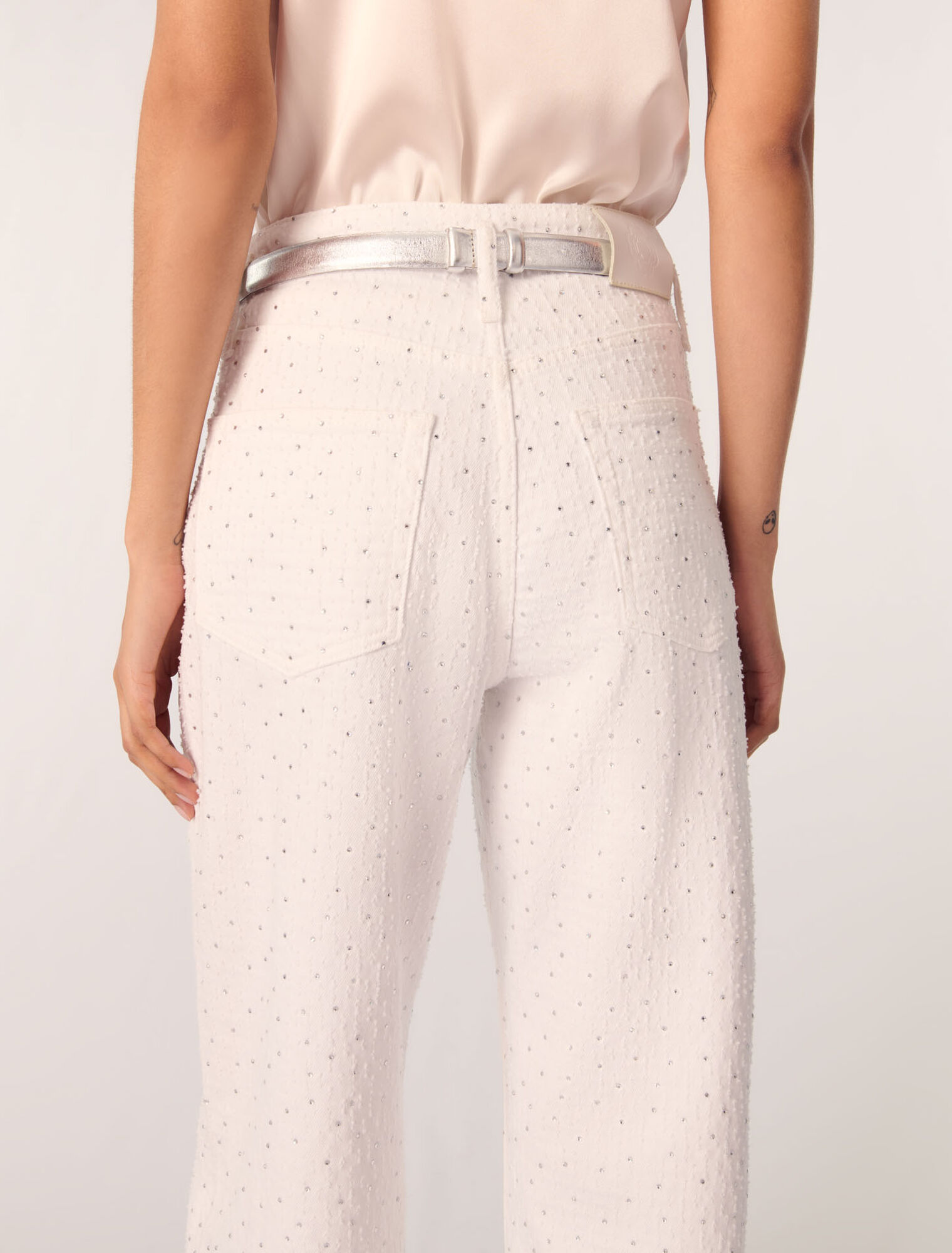 Weite Jeans mit Strass-Schmuck