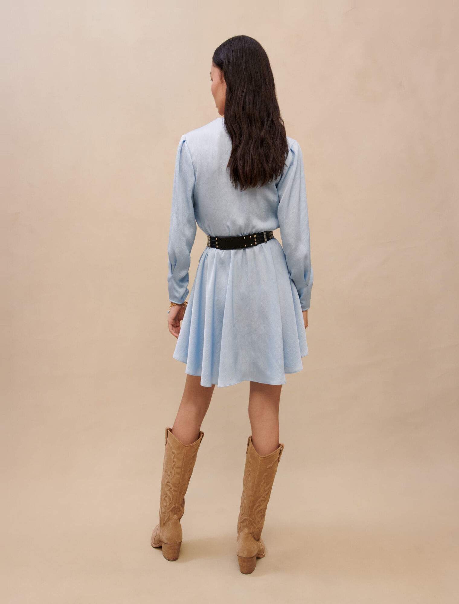 Himmelblaues tailliertes Kleid
