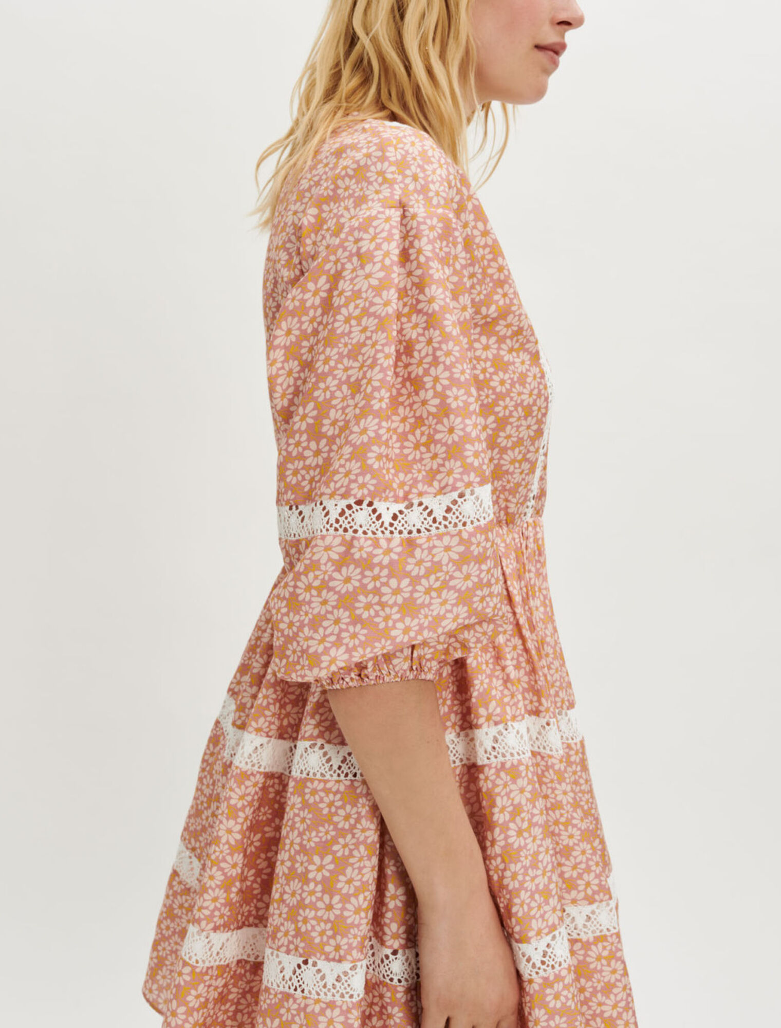 Bedrucktes Kleid mit Spitzenborten