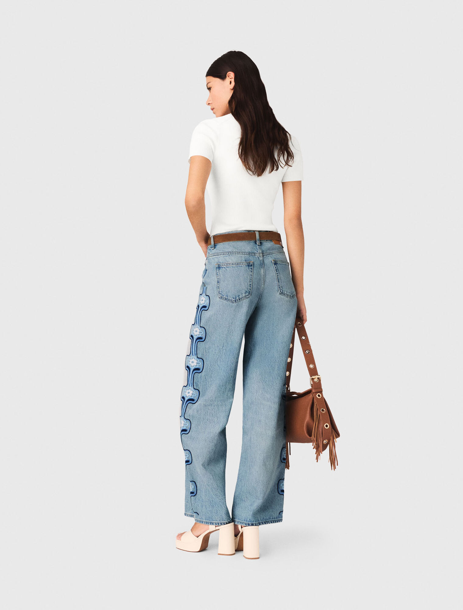 Weite Jeans mit Blumenstickerei