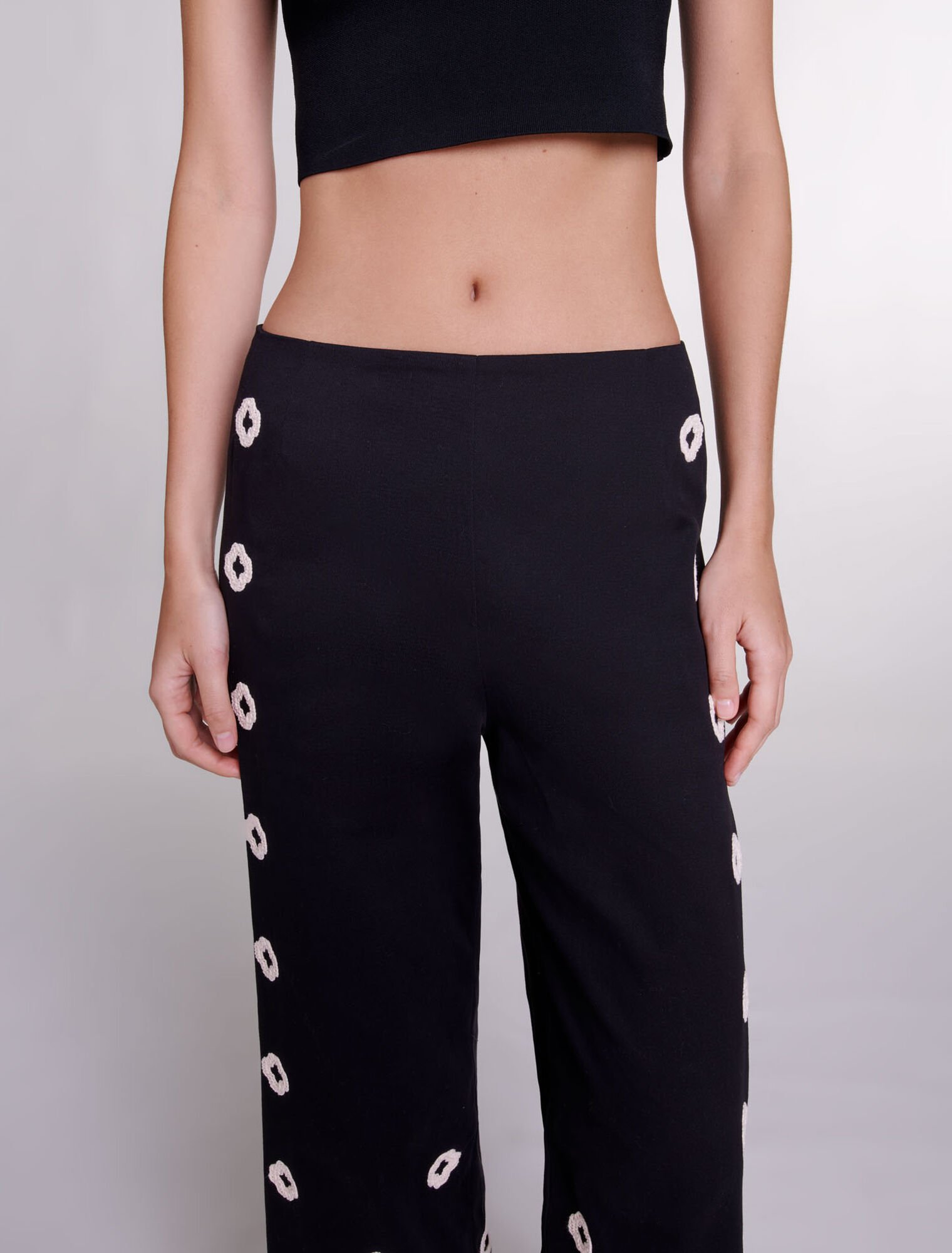 Lange gehäkelte Hose