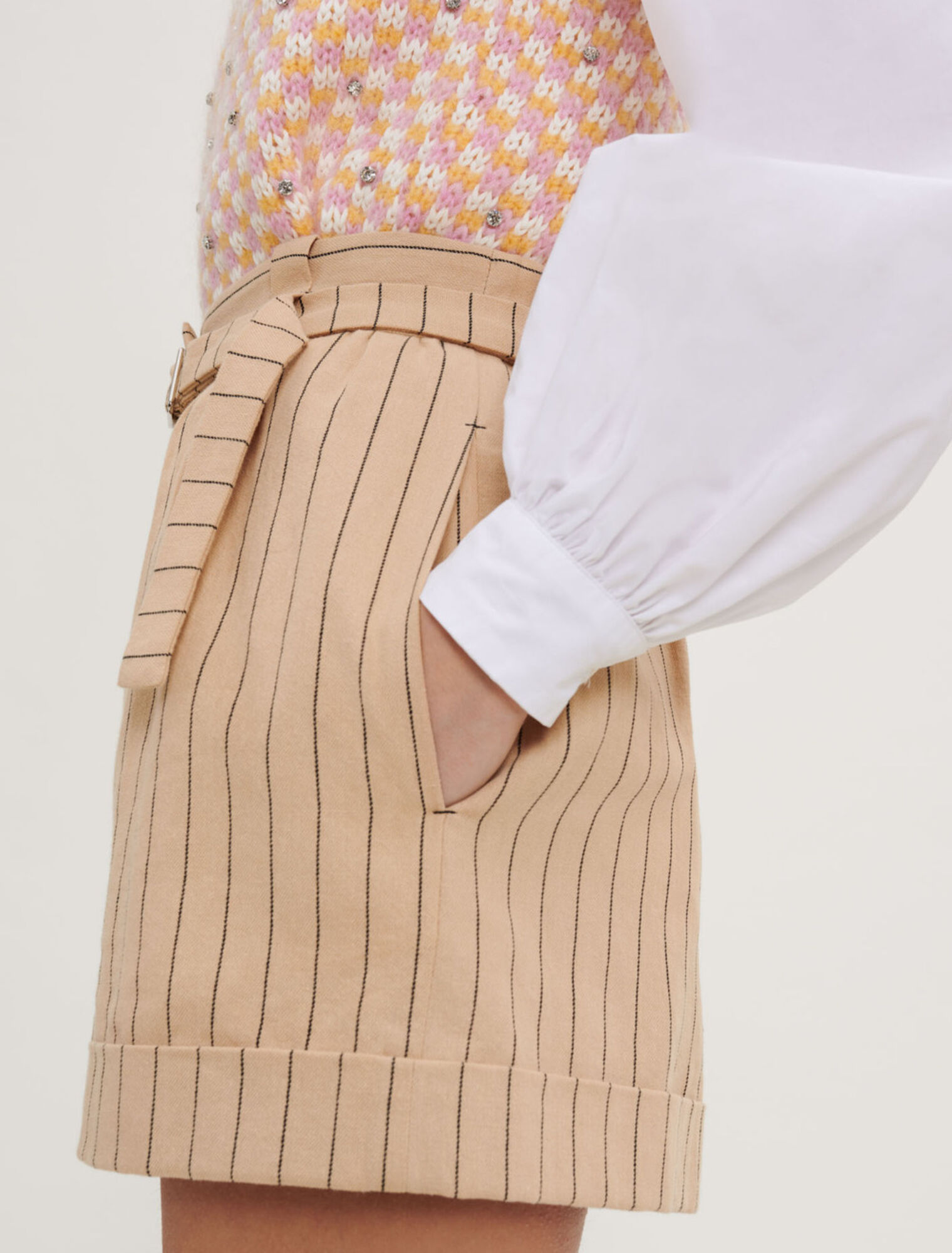 Gestreifte Shorts mit Gürtel