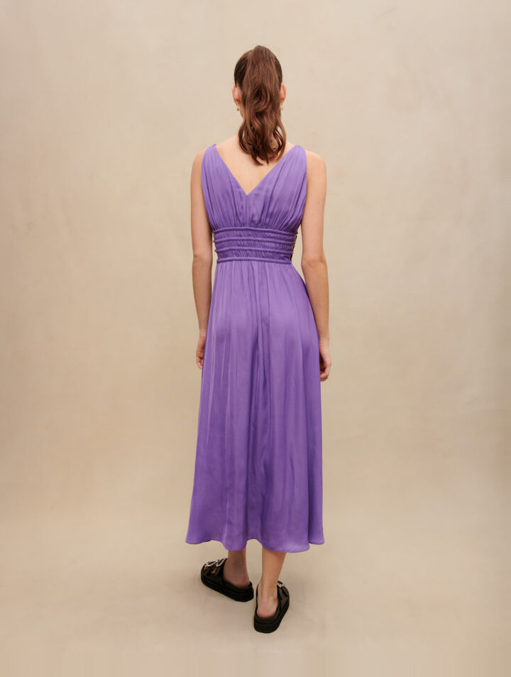 Langes satiniertes Kleid